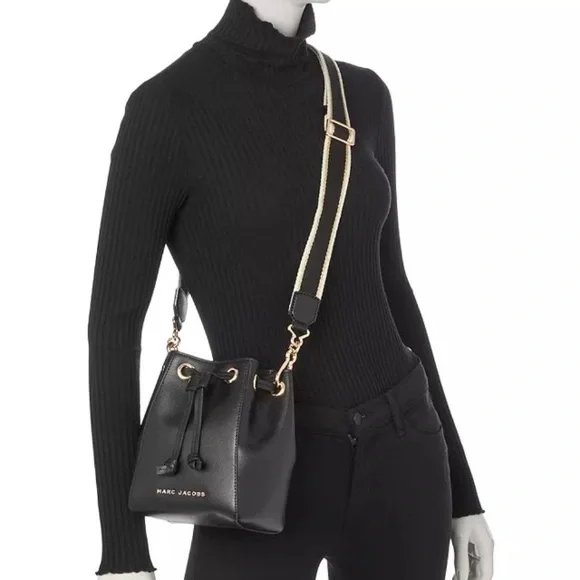 ✨ Authentic Marc Jacobs The Bucket Bag Logo Plaque Drawstring Woven Strap Black - Picture 15 of 16